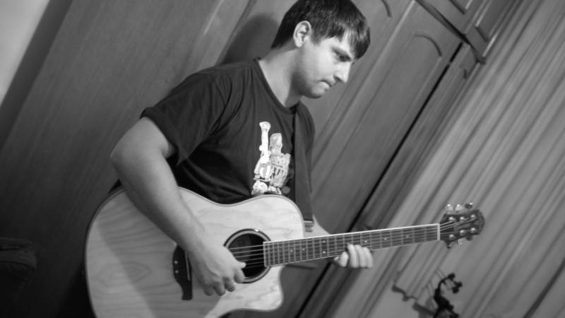 Sandro Vales com violão na gravação de Descompasso